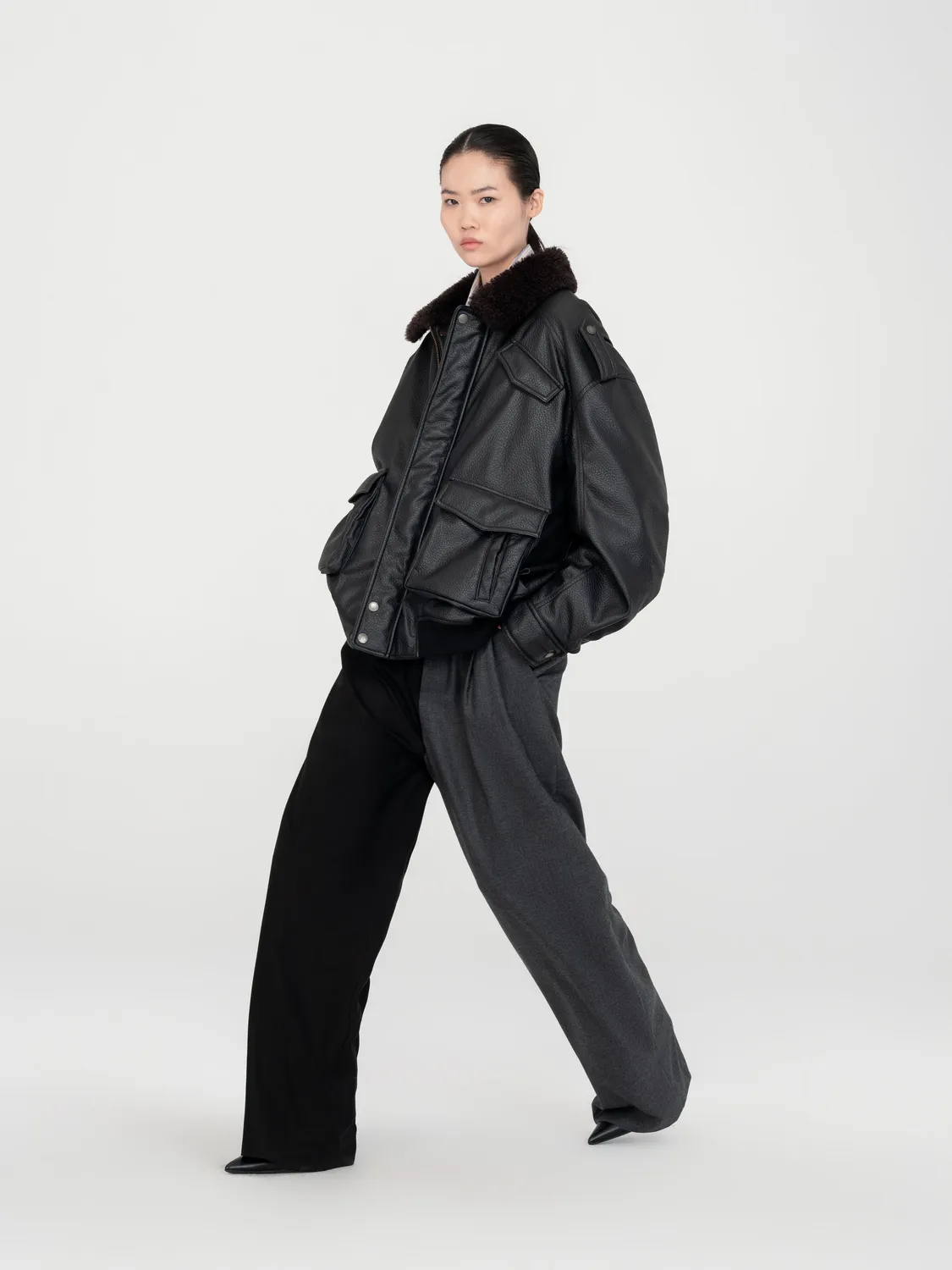 Feng Chen Wang Pebble PU Læderjakke oversize sort pels