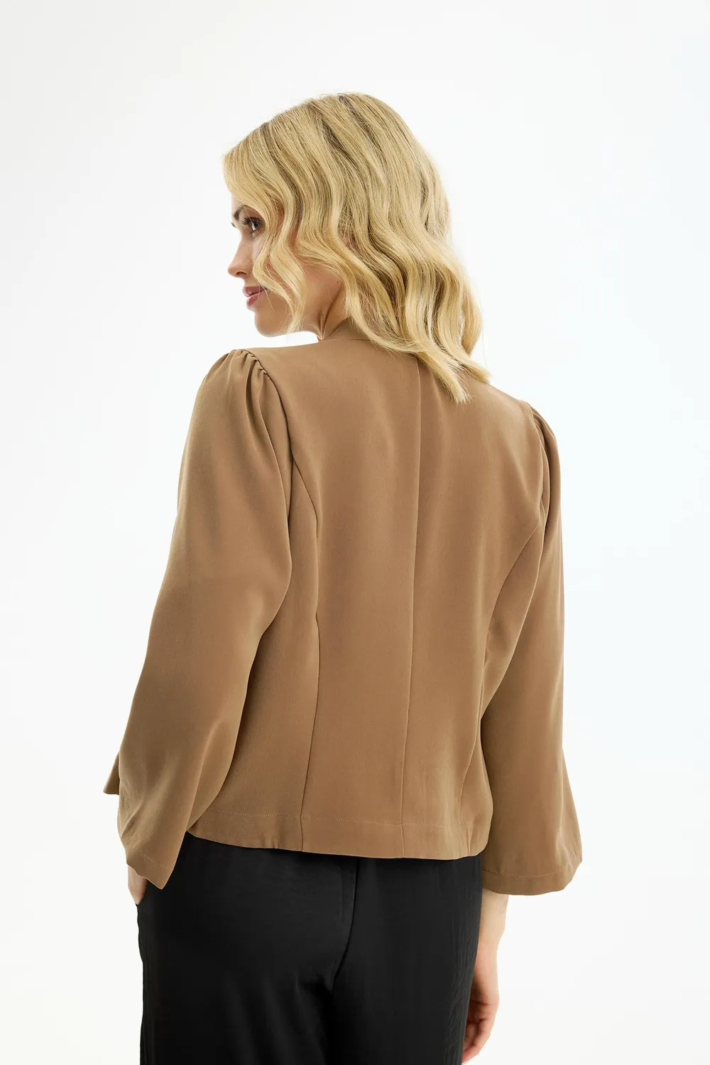 IN FRONT Lisa jakke med guldknapper – kort model