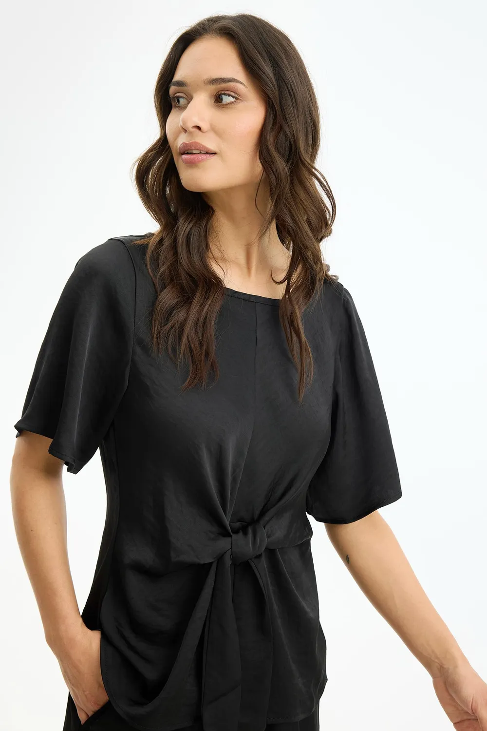 IN FRONT Faye bluse med knudedetalje
