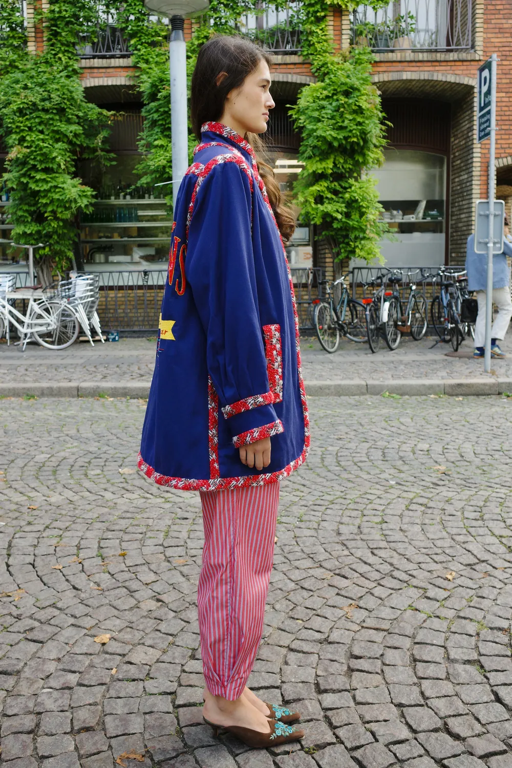 Caro Editions Gaia jakke navy red trim delfin broderi