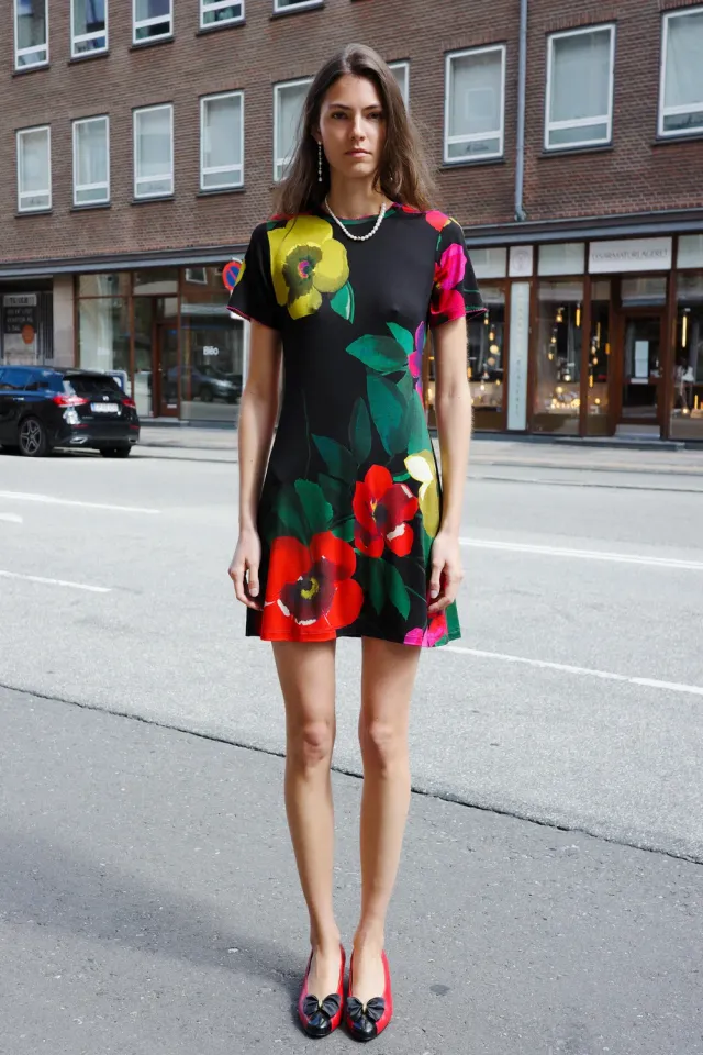 Caro Editions T-shirt kjole sort store blomster viskose