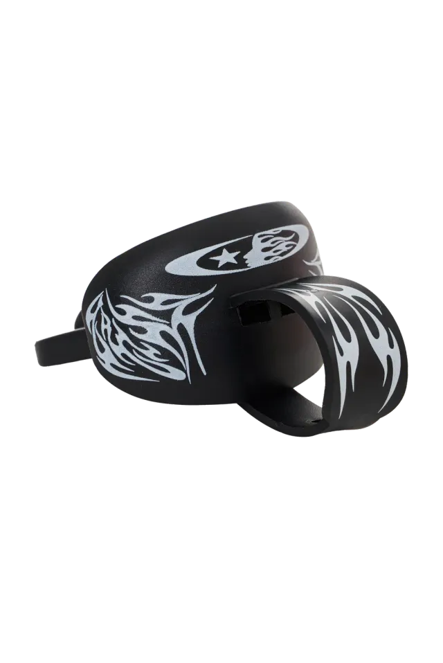 Hellstar Tribal Flame tandbeskytter hvid med strop
