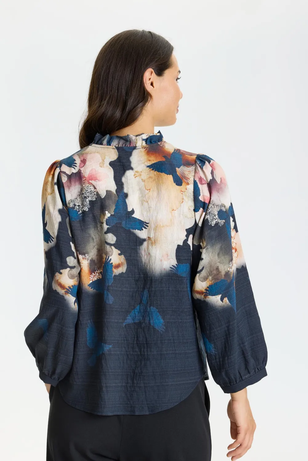 IN FRONT Scarlett bluse med print og flæsekrave