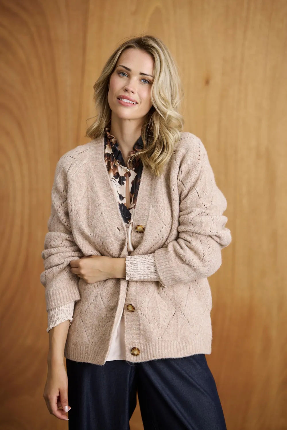 IN FRONT Ari strikcardigan V-hals knapper