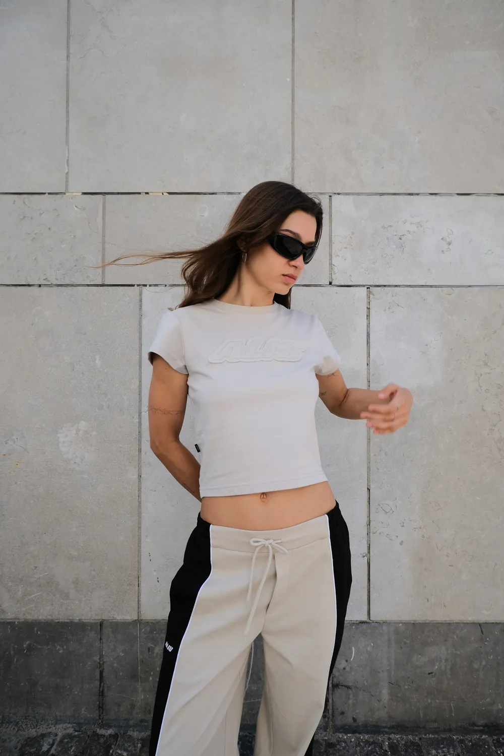 Alis Oliiey baby tee t-shirt off white tæt bomuld