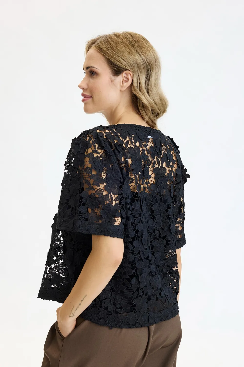 IN FRONT Delphina bluse med hulmønster blomster