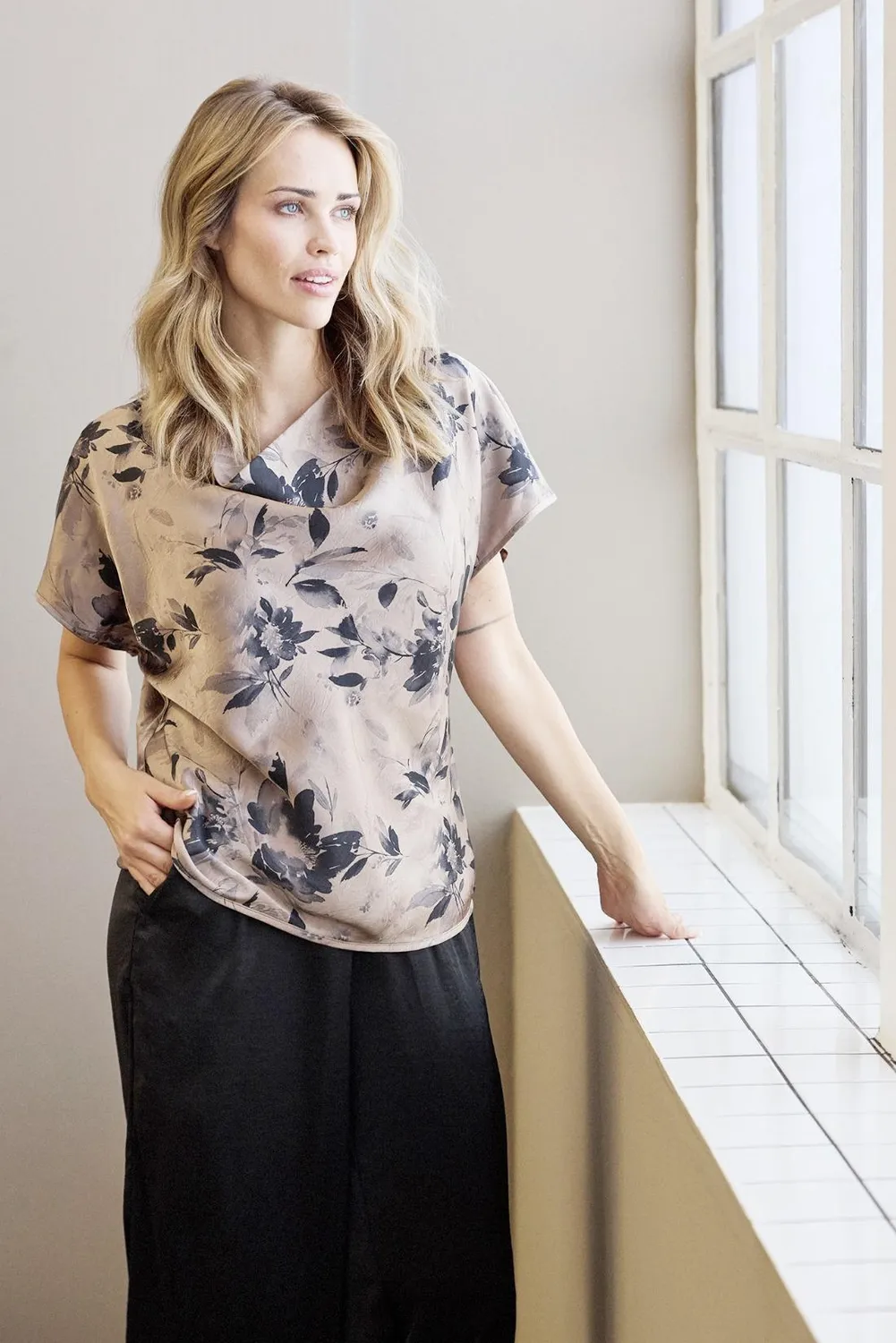 IN FRONT Vallerie bluse med print vandfaldshals