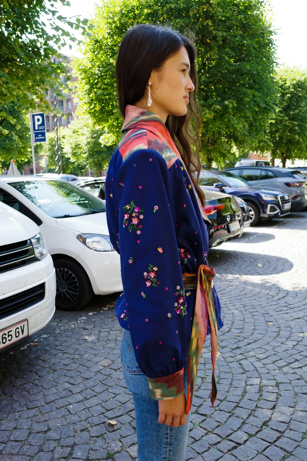 Caro Editions Frederikke jakke navy ikat blomsterbroderi